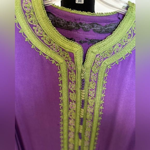 Gorgeous Moroccan women caftan purple and green, handmade. Size 14. Preowned. - Picture 4 of 7